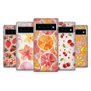 Puede incluir: Cinco fundas para teléfono diferentes con varios patrones coloridos. Las fundas presentan diseños de fresas, flores de hibisco, cítricos, cerezas y patrones florales abstractos.