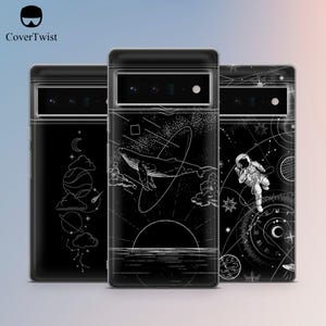 Puede incluir: Tres fundas negras para teléfono con ilustraciones blancas. Una presenta una ballena, otra un astronauta y la tercera diseños celestiales. Las fundas tienen el texto "CoverTwist" en la esquina superior izquierda.