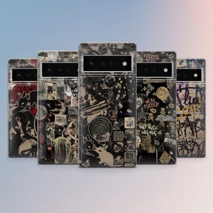 Peut inclure: Cinq coques de téléphone avec des designs artistiques uniques. Chaque coque présente une coque transparente protectrice sur un collage de graphiques noirs et blancs, comprenant des illustrations et du texte. Les coques ont une esthétique moderne et audacieuse.