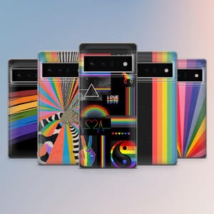 Puede incluir: Una colección de fundas para teléfonos con diseños coloridos. Las fundas presentan rayas de arcoíris, patrones geométricos y elementos gráficos como un signo de la paz, un arcoíris y la palabra "LOVE". Las fundas se muestran sobre un fondo degradado.