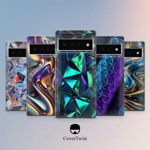 Puede incluir: Cinco fundas para teléfono con diseños únicos. Las fundas presentan patrones geométricos, abstractos y fluidos en varios colores, incluyendo iridiscente, verde azulado, morado y azul. Las fundas tienen un recorte para la cámara y un borde negro. El logotipo de CoverTwist está en la parte inferior.