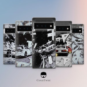 Puede incluir: Varias fundas para teléfono con ilustraciones en blanco y negro de coches a la deriva. Las fundas tienen un acabado transparente y brillante y una barra de cámara negra. Los diseños incluyen varios modelos de coches y escenas de acción. El logotipo de CoverTwist está en la parte inferior.