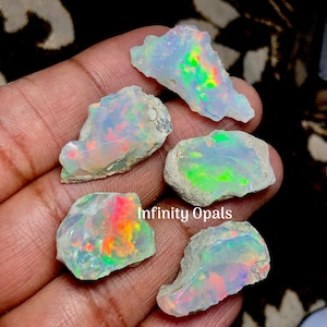 Extrêmement rare grand lot brut d'opale de 5 pièces 50 cts d'opale éthiopienne naturelle de qualité AAA brute adaptée à la coupe et aux bijoux en cristal d'opale de feu image 4
