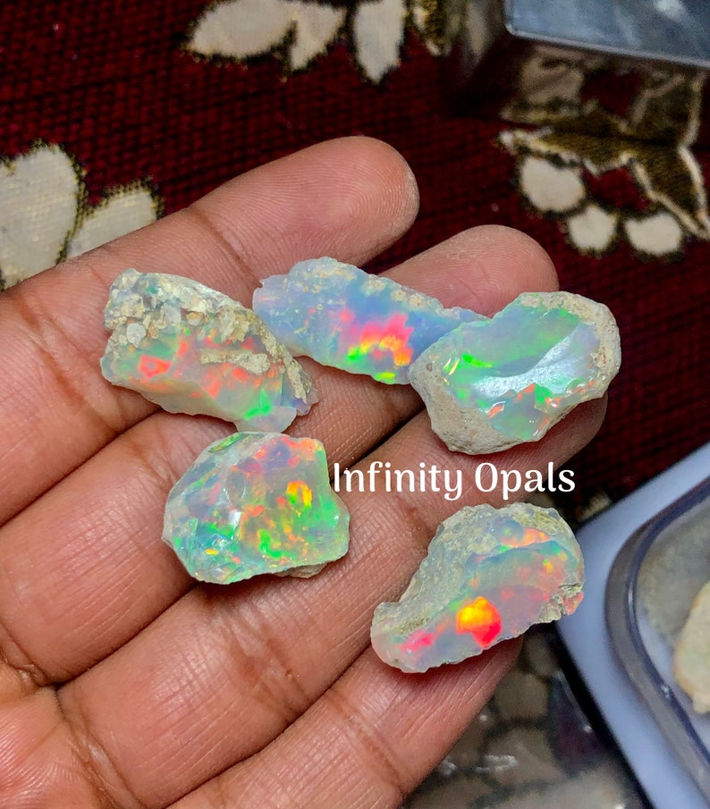 Extrêmement rare grand lot brut d'opale de 5 pièces 50 cts d'opale éthiopienne naturelle de qualité AAA brute adaptée à la coupe et aux bijoux en cristal d'opale de feu image 2