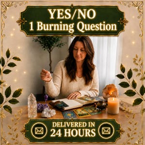 Op de afbeelding: Een persoon in een crèmekleurige trui houdt een paarse kristallen pendel boven een open boek op een houten tafel. Op de tafel liggen kristallen, tarotkaarten, een inktpot en een brandende kaars. Tekst: YES/NO 1 Burning Question en DELIVERED IN 24 HOURS.