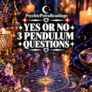 Op de afbeelding: Een paarse kristallen pendel hangt boven een ronde mat met hemelse patronen. De tekst luidt PsychicPetraReadings YES OR NO 3 PENDULUM QUESTIONS. De scène bevat lavendel, kristallen en brandende kaarsen in een donkere omgeving.