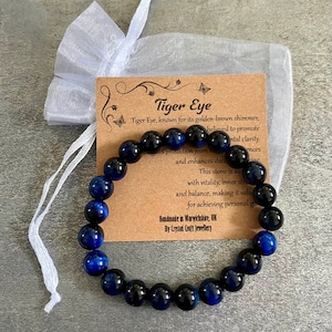 Donkerblauwe Tijgeroog armband stretch fit handgemaakt met cadeauzakje en kaart kristallen edelsteen 8 mm