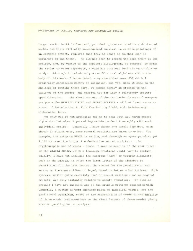 Puede incluir: P&aacute;gina de un libro titulado "Dictionary of Occult, Hermetic and Alchemical Sigils". Texto negro sobre fondo crema. El texto detalla guiones secretos y alfabetos, con explicaciones.