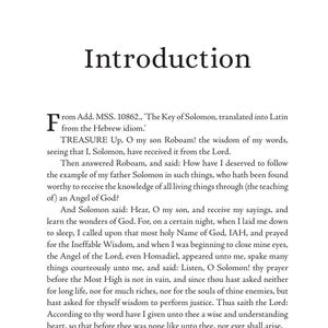 Puede incluir: P&aacute;gina de un libro con el t&iacute;tulo "Introduction" en negrita y gran tama&ntilde;o. El texto es negro, con una letra inicial decorativa. La p&aacute;gina es de "The Key of Solomon".