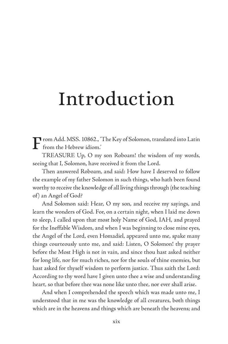 Puede incluir: P&aacute;gina de un libro con el t&iacute;tulo "Introduction" en negrita y gran tama&ntilde;o. El texto es negro, con una letra inicial decorativa. La p&aacute;gina es de "The Key of Solomon".