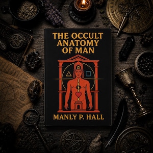 以下が含まれることがあります： マンリー・P・ホール著『The Occult Anatomy of Man』というタイトルの黒い本。表紙には、建築的な枠組みの中に描かれた人物のオレンジ色のイラストが中央に配置されており、三角形、四角形、ハートのシンボルが含まれ、暗い背景に映えています。