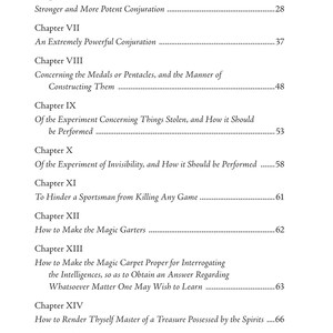 Puede incluir: P&aacute;gina de libro con &iacute;ndice. Los t&iacute;tulos de los cap&iacute;tulos incluyen &laquo;Oraciones y conjuros&raquo; y &laquo;C&oacute;mo hacer las ligas m&aacute;gicas&raquo;. Los n&uacute;meros de p&aacute;gina est&aacute;n a la derecha.