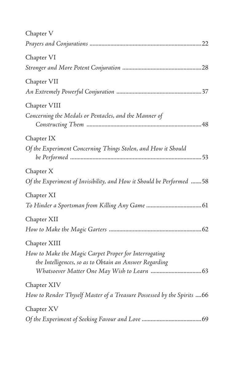 Puede incluir: P&aacute;gina de libro con &iacute;ndice. Los t&iacute;tulos de los cap&iacute;tulos incluyen &laquo;Oraciones y conjuros&raquo; y &laquo;C&oacute;mo hacer las ligas m&aacute;gicas&raquo;. Los n&uacute;meros de p&aacute;gina est&aacute;n a la derecha.