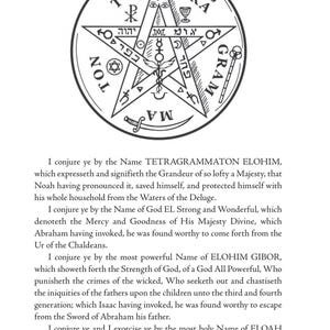 Puede incluir: Una p&aacute;gina de "La Clave de Salom&oacute;n el Rey" con una ilustraci&oacute;n en blanco y negro de un pent&aacute;culo, rodeada de texto en ingl&eacute;s y hebreo. El texto detalla conjuros e invocaciones.