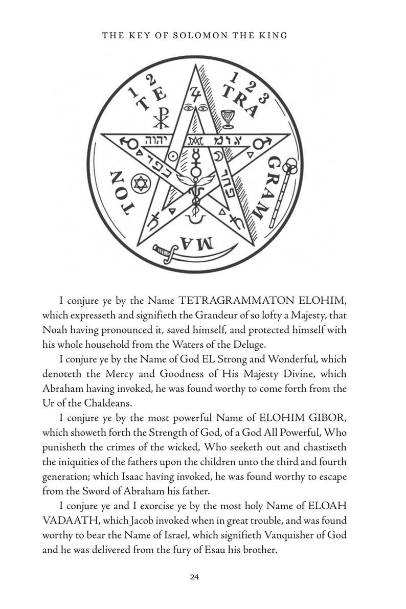 Puede incluir: Una p&aacute;gina de "La Clave de Salom&oacute;n el Rey" con una ilustraci&oacute;n en blanco y negro de un pent&aacute;culo, rodeada de texto en ingl&eacute;s y hebreo. El texto detalla conjuros e invocaciones.