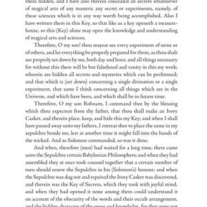 Puede incluir: Una p&aacute;gina de "La Llave de Salom&oacute;n el Rey", con texto en fuente serif. El texto est&aacute; organizado en p&aacute;rrafos, con el t&iacute;tulo en la parte superior y el n&uacute;mero de p&aacute;gina en la parte inferior. El papel tiene una apariencia ligeramente envejecida.