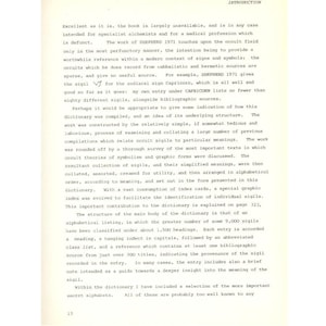 Puede incluir: P&aacute;gina de un libro con el t&iacute;tulo "INTRODUCTION". El texto, en tinta negra, est&aacute; sobre papel color crema. El texto describe el contenido del libro, incluyendo sigilos ocultos y sus significados.