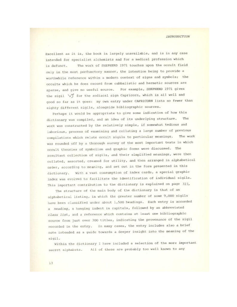 Puede incluir: P&aacute;gina de un libro con el t&iacute;tulo "INTRODUCTION". El texto, en tinta negra, est&aacute; sobre papel color crema. El texto describe el contenido del libro, incluyendo sigilos ocultos y sus significados.