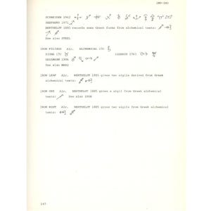 Puede incluir: Una p&aacute;gina de un libro con notas manuscritas y s&iacute;mbolos. El texto incluye referencias a textos alqu&iacute;micos, formas griegas y varios autores y fechas. La p&aacute;gina es de color blanquecino con tinta negra.