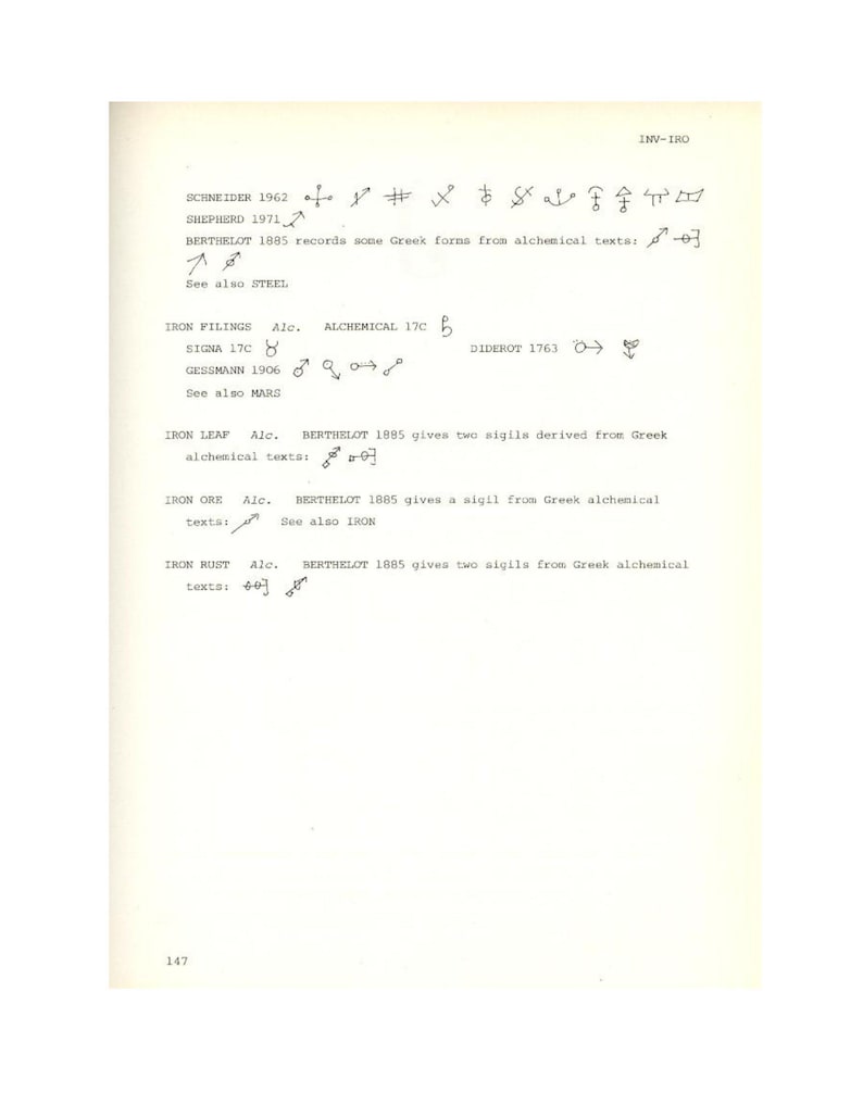 Puede incluir: Una p&aacute;gina de un libro con notas manuscritas y s&iacute;mbolos. El texto incluye referencias a textos alqu&iacute;micos, formas griegas y varios autores y fechas. La p&aacute;gina es de color blanquecino con tinta negra.