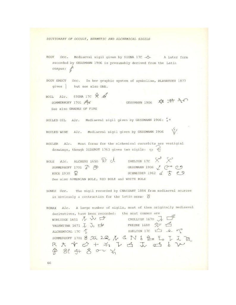 Puede incluir: P&aacute;gina de un diccionario de sigilos ocultos, herm&eacute;ticos y alqu&iacute;micos. El texto describe el origen de varios sigilos, con referencias hist&oacute;ricas. El documento tiene un aspecto envejecido y amarillento.
