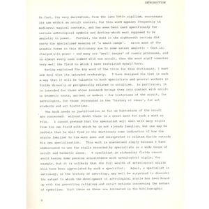 Puede incluir: P&aacute;gina de un libro con el t&iacute;tulo "INTRODUCTION". El texto, en tinta negra sobre papel crema, trata el uso de sigilos en contextos ocultos, su significado y p&uacute;blico objetivo, incluyendo historiadores y astr&oacute;logos.