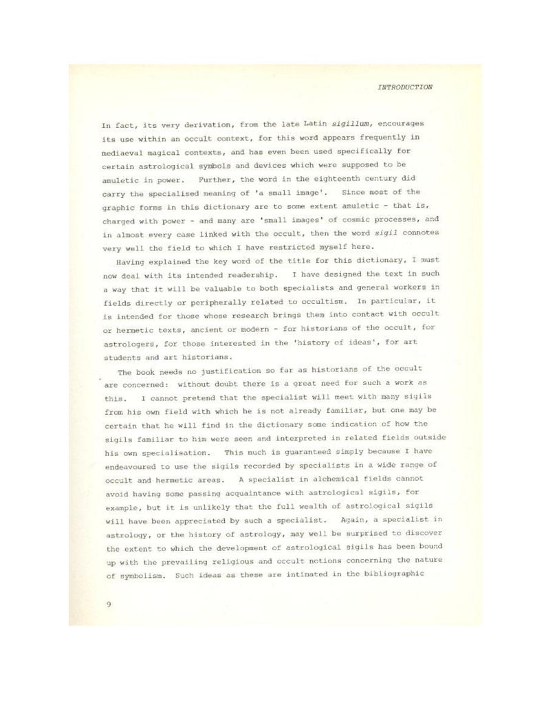 Puede incluir: P&aacute;gina de un libro con el t&iacute;tulo "INTRODUCTION". El texto, en tinta negra sobre papel crema, trata el uso de sigilos en contextos ocultos, su significado y p&uacute;blico objetivo, incluyendo historiadores y astr&oacute;logos.
