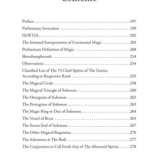 Puede incluir: P&aacute;gina de contenido de un libro con el t&iacute;tulo "Contents" en la parte superior. Enumera t&iacute;tulos de cap&iacute;tulos y n&uacute;meros de p&aacute;gina, incluyendo "GOETIA", "The Magical Circle" y "The Secret Seal of Solomon".