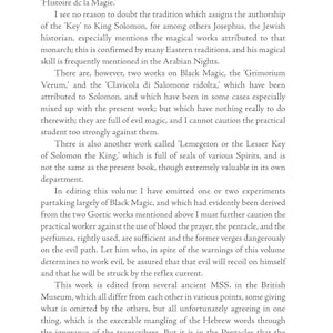 Puede incluir: Una p&aacute;gina de un libro titulado "THE KEY OF SOLOMON THE KING" con texto negro sobre un fondo crema. El texto discute la historia y la autor&iacute;a del libro, mencionando obras relacionadas y advertencias sobre magia negra.