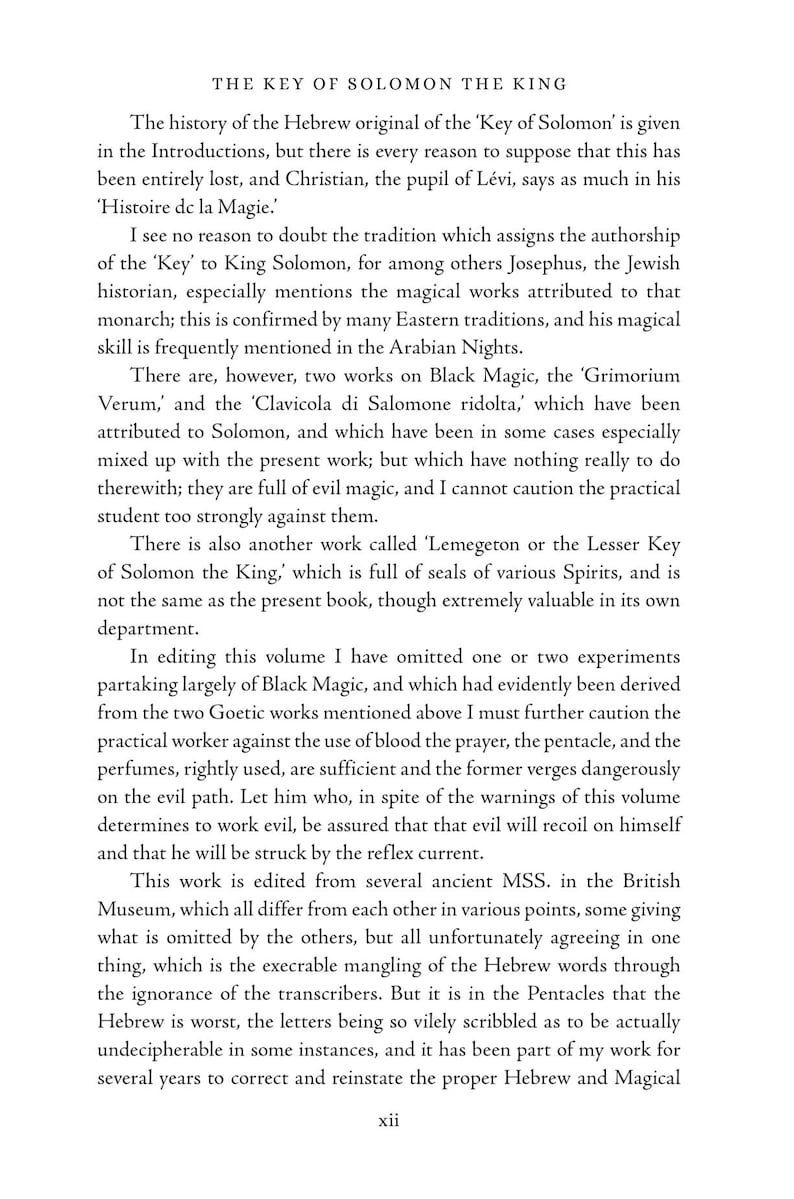 Puede incluir: Una p&aacute;gina de un libro titulado "THE KEY OF SOLOMON THE KING" con texto negro sobre un fondo crema. El texto discute la historia y la autor&iacute;a del libro, mencionando obras relacionadas y advertencias sobre magia negra.
