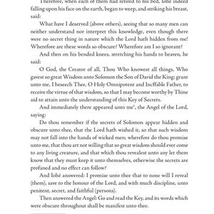 Puede incluir: P&aacute;gina impresa de un libro con texto de S. L. Macgregor Mathers. El texto negro sobre fondo blanco, con notas al pie y n&uacute;mero de p&aacute;gina. El t&iacute;tulo y el nombre del autor est&aacute;n en la parte superior.