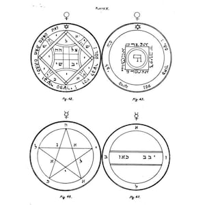 Puede incluir: Una p&aacute;gina de "La Llave de Salom&oacute;n el Rey" con cuatro ilustraciones detalladas de sellos y s&iacute;mbolos. Las im&aacute;genes son en blanco y negro, con intrincados trazos y texto, incluyendo caracteres hebreos y formas geom&eacute;tricas.
