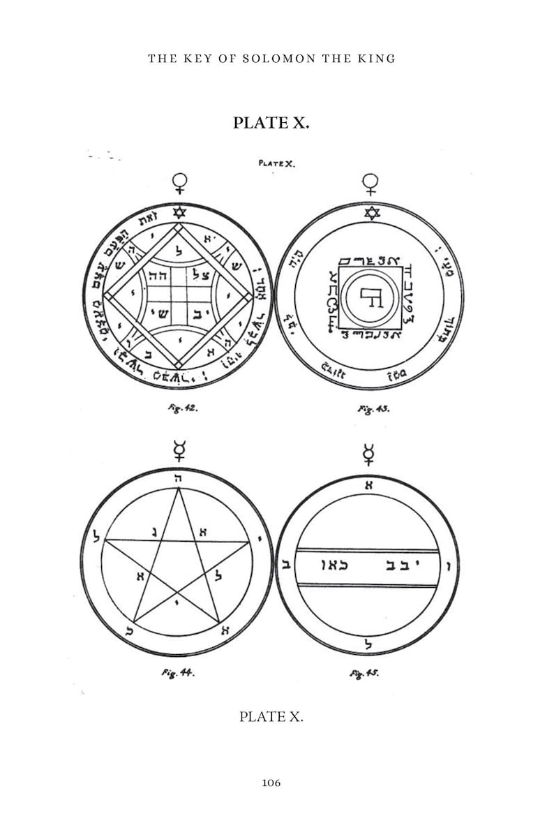 Puede incluir: Una p&aacute;gina de "La Llave de Salom&oacute;n el Rey" con cuatro ilustraciones detalladas de sellos y s&iacute;mbolos. Las im&aacute;genes son en blanco y negro, con intrincados trazos y texto, incluyendo caracteres hebreos y formas geom&eacute;tricas.