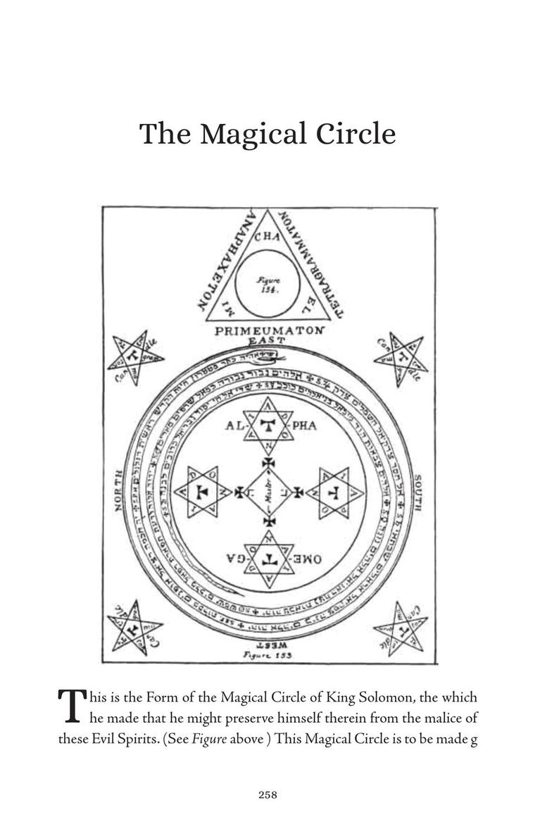 Puede incluir: Ilustraci&oacute;n en blanco y negro del libro "El C&iacute;rculo M&aacute;gico". La imagen presenta un diagrama complejo con formas geom&eacute;tricas, texto y s&iacute;mbolos, incluyendo estrellas y c&iacute;rculos. El texto incluye las palabras "PRIMEUMATON EAST" y "Figure 153."