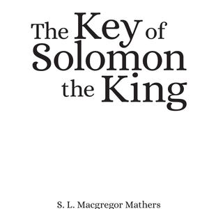 Puede incluir: Portada de libro con el t&iacute;tulo "The Key of Solomon the King" en negrita negra. El nombre del autor, S. L. Macgregor Mathers, y el a&ntilde;o 1889 tambi&eacute;n se muestran en una fuente m&aacute;s peque&ntilde;a.