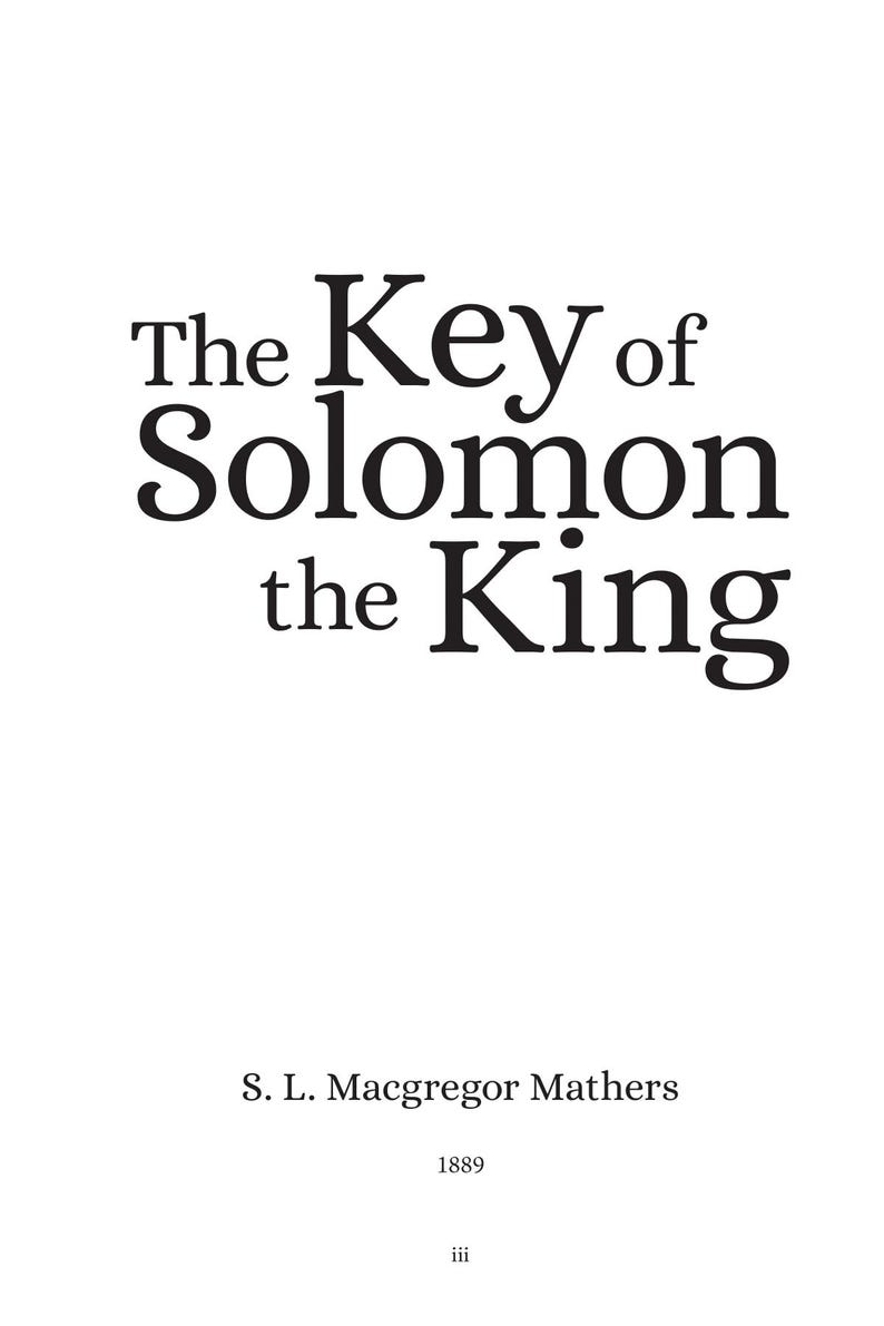 Puede incluir: Portada de libro con el t&iacute;tulo "The Key of Solomon the King" en negrita negra. El nombre del autor, S. L. Macgregor Mathers, y el a&ntilde;o 1889 tambi&eacute;n se muestran en una fuente m&aacute;s peque&ntilde;a.