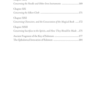 Puede incluir: Una p&aacute;gina de libro con fondo blanco, con t&iacute;tulos de cap&iacute;tulos y n&uacute;meros de p&aacute;gina. Los t&iacute;tulos incluyen "De cera y tierra virgen", "Acerca de la aguja" y "Acerca de los sacrificios". El texto es negro, con una fuente serif cl&aacute;sica.