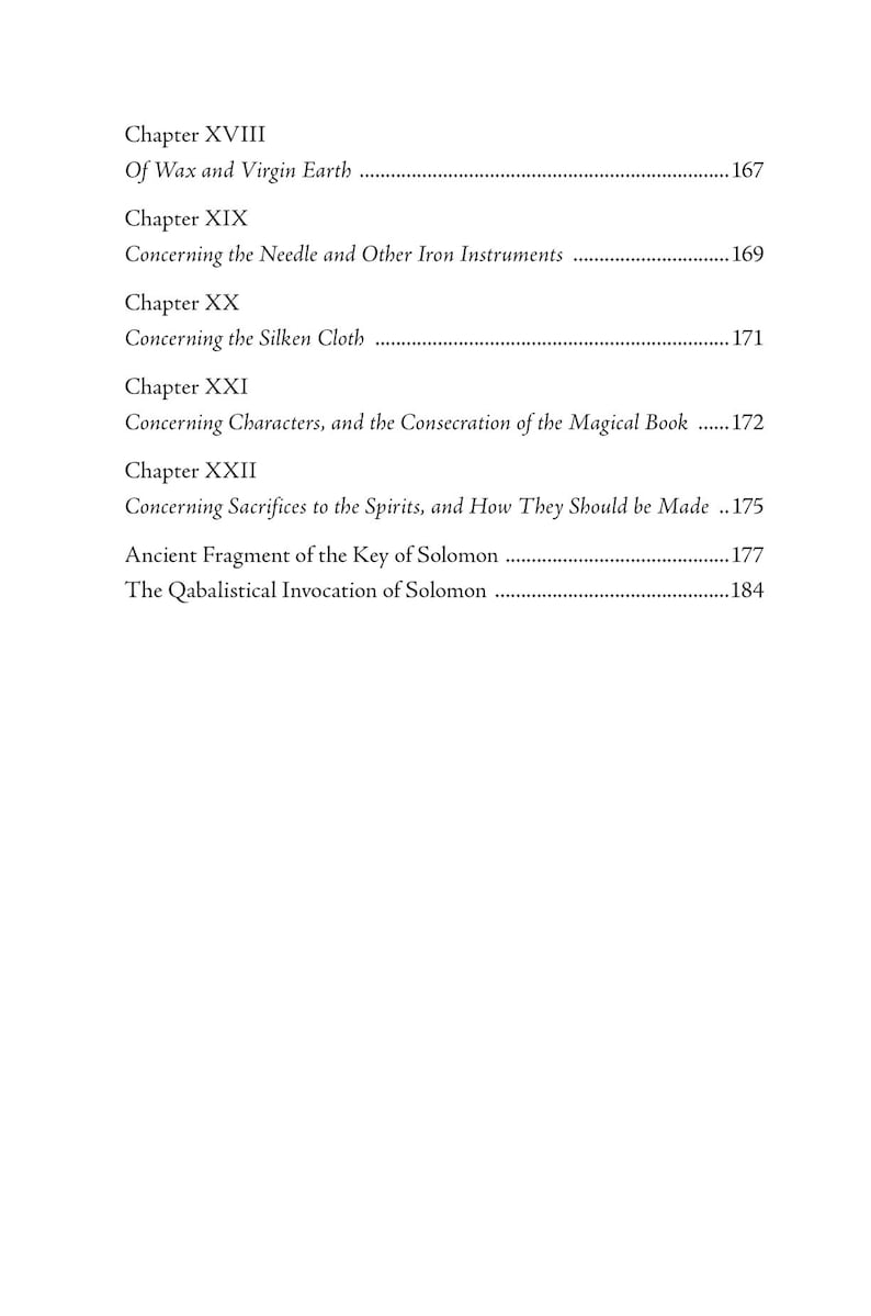 Puede incluir: Una p&aacute;gina de libro con fondo blanco, con t&iacute;tulos de cap&iacute;tulos y n&uacute;meros de p&aacute;gina. Los t&iacute;tulos incluyen "De cera y tierra virgen", "Acerca de la aguja" y "Acerca de los sacrificios". El texto es negro, con una fuente serif cl&aacute;sica.
