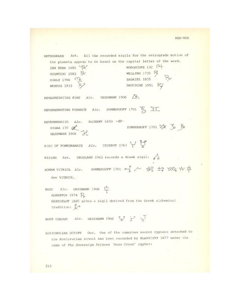 Puede incluir: Una p&aacute;gina vintage con texto manuscrito y s&iacute;mbolos, probablemente de un documento hist&oacute;rico. El texto incluye t&eacute;rminos como "Retr&oacute;grado", "Alquimia" y "Escritura Rosacruciana". La p&aacute;gina est&aacute; envejecida, con una apariencia descolorida y varias anotaciones.