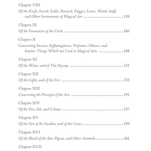 Puede incluir: Una p&aacute;gina de libro con una lista de t&iacute;tulos de cap&iacute;tulos y n&uacute;meros de p&aacute;gina. El texto es negro sobre un fondo blanco. Los cap&iacute;tulos cubren temas como las artes m&aacute;gicas, los instrumentos y los rituales.