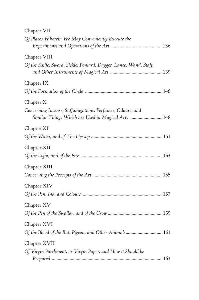 Puede incluir: Una p&aacute;gina de libro con una lista de t&iacute;tulos de cap&iacute;tulos y n&uacute;meros de p&aacute;gina. El texto es negro sobre un fondo blanco. Los cap&iacute;tulos cubren temas como las artes m&aacute;gicas, los instrumentos y los rituales.