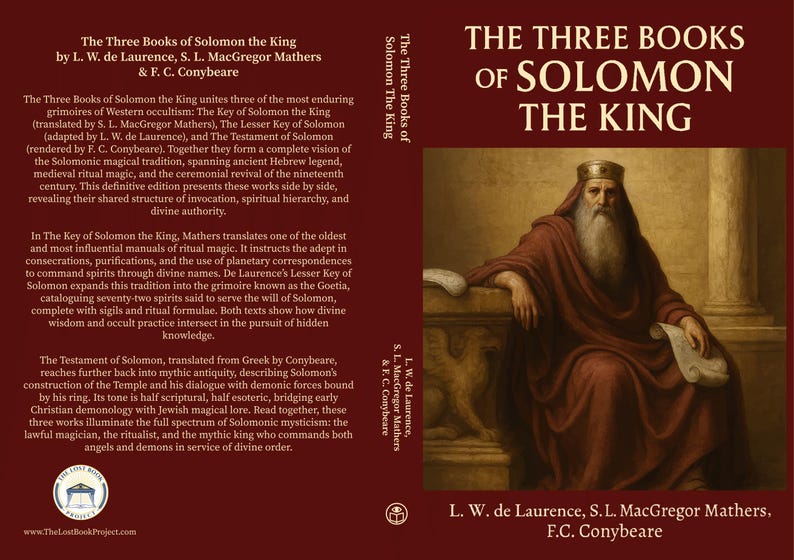 Puede incluir: Portada del libro "The Three Books of Solomon the King" de L.W. de Laurence, S.L. MacGregor Mathers y F.C. Conybeare. La imagen muestra un hombre barbudo coronado con una t&uacute;nica roja.