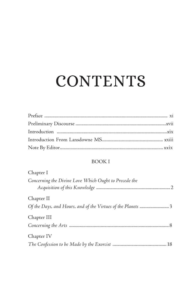Puede incluir: Una p&aacute;gina de libro con el t&iacute;tulo "CONTENTS" en negrita. La p&aacute;gina enumera los t&iacute;tulos de los cap&iacute;tulos y los n&uacute;meros de p&aacute;gina, incluyendo "Concerning the Divine Love" y "The Confession to be Made by the Exorcist".