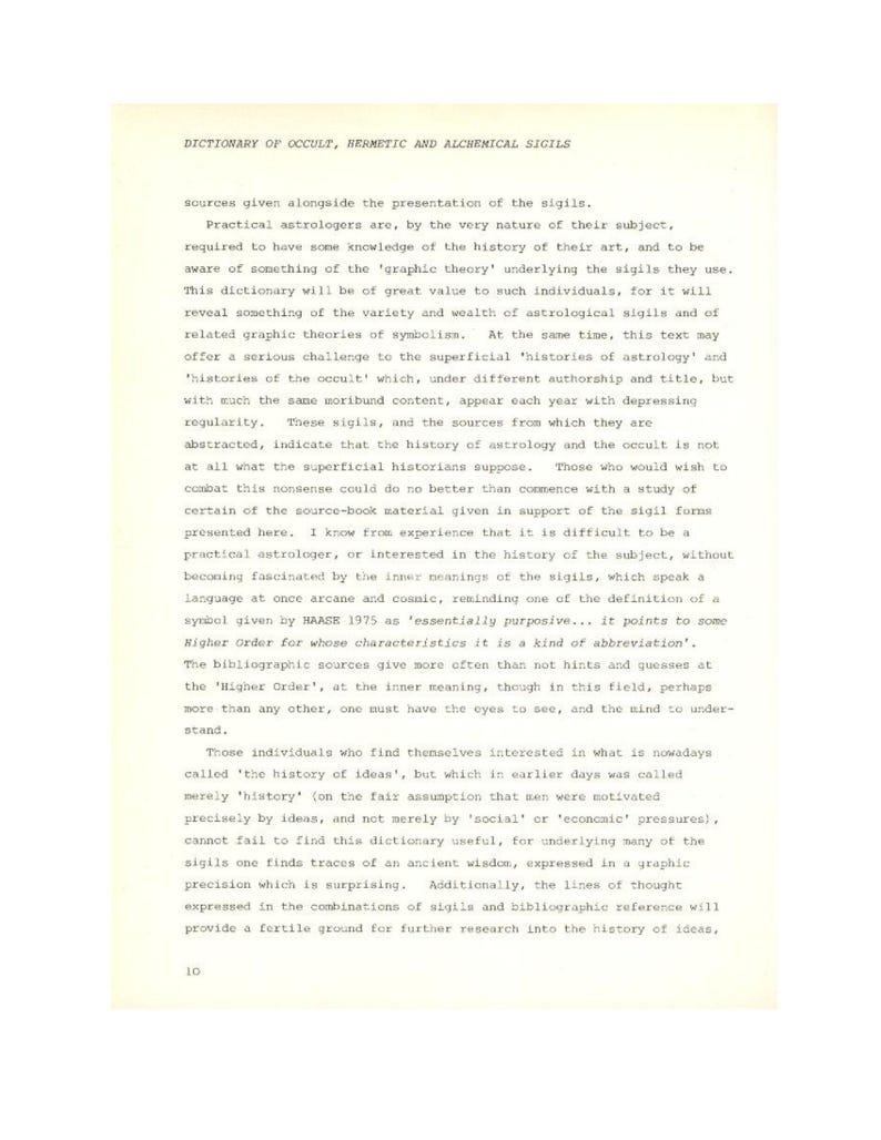 Puede incluir: P&aacute;gina de un libro titulado "Diccionario de S&iacute;mbolos Ocultos, Herm&eacute;ticos y Alqu&iacute;micos". El texto est&aacute; impreso en tinta negra sobre papel crema envejecido. La p&aacute;gina incluye p&aacute;rrafos sobre astrolog&iacute;a, s&iacute;mbolos y la historia de las ideas.