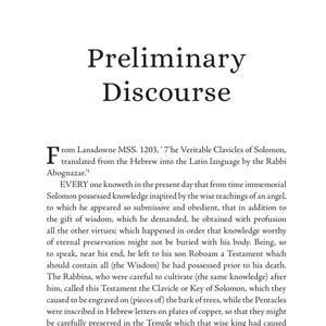Puede incluir: P&aacute;gina de libro con el t&iacute;tulo "Preliminary Discourse" en negrita. El texto negro sobre blanco presenta una letra inicial grande. El texto trata sobre las Clav&iacute;culas de Salom&oacute;n y temas relacionados.