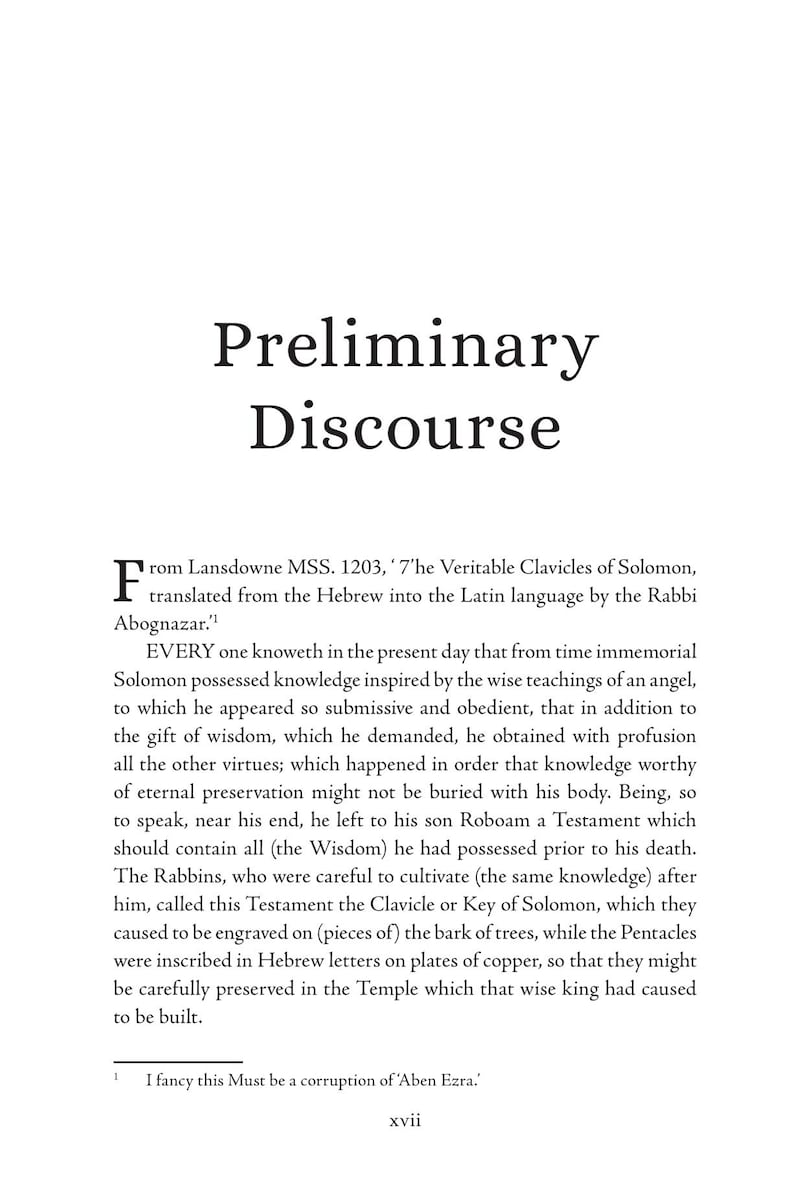 Puede incluir: P&aacute;gina de libro con el t&iacute;tulo "Preliminary Discourse" en negrita. El texto negro sobre blanco presenta una letra inicial grande. El texto trata sobre las Clav&iacute;culas de Salom&oacute;n y temas relacionados.