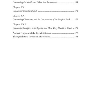 Puede incluir: Una p&aacute;gina de libro con un &iacute;ndice. El texto incluye t&iacute;tulos de cap&iacute;tulos como "De cera y tierra virgen" y "Acerca de la tela de seda". Los n&uacute;meros de p&aacute;gina son visibles en el lado derecho de la p&aacute;gina.