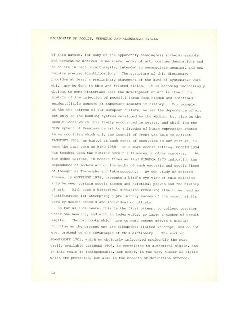 Puede incluir: P&aacute;gina de un libro titulado "Diccionario de Sigilos Ocultos, Herm&eacute;ticos y Alqu&iacute;micos". El texto negro est&aacute; sobre un fondo crema. La p&aacute;gina contiene p&aacute;rrafos de texto que discuten los s&iacute;mbolos ocultos y sus significados.
