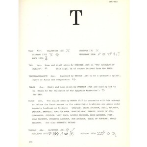 Puede incluir: Una p&aacute;gina antigua con texto y s&iacute;mbolos, probablemente de un libro sobre temas esot&eacute;ricos. La p&aacute;gina presenta una gran "T" en la parte superior, con varios nombres, fechas y s&iacute;mbolos debajo. El texto incluye t&eacute;rminos como "Tarot" y "Alquimia".