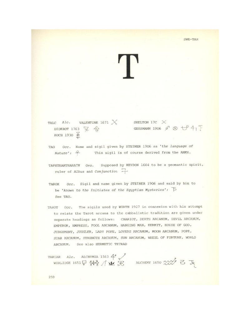 Puede incluir: Una p&aacute;gina antigua con texto y s&iacute;mbolos, probablemente de un libro sobre temas esot&eacute;ricos. La p&aacute;gina presenta una gran "T" en la parte superior, con varios nombres, fechas y s&iacute;mbolos debajo. El texto incluye t&eacute;rminos como "Tarot" y "Alquimia".